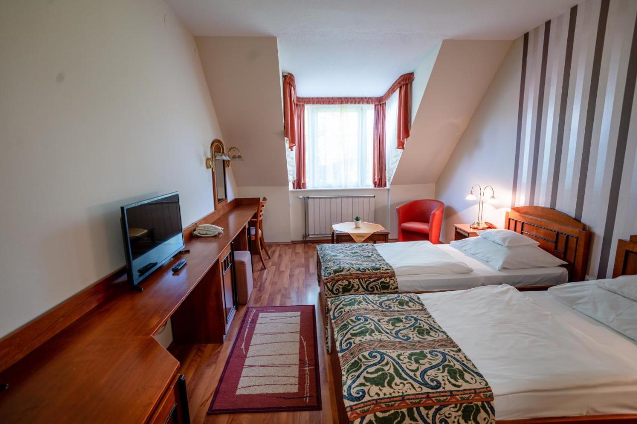 Hotel Erzsebet เฮวิซ ภายนอก รูปภาพ