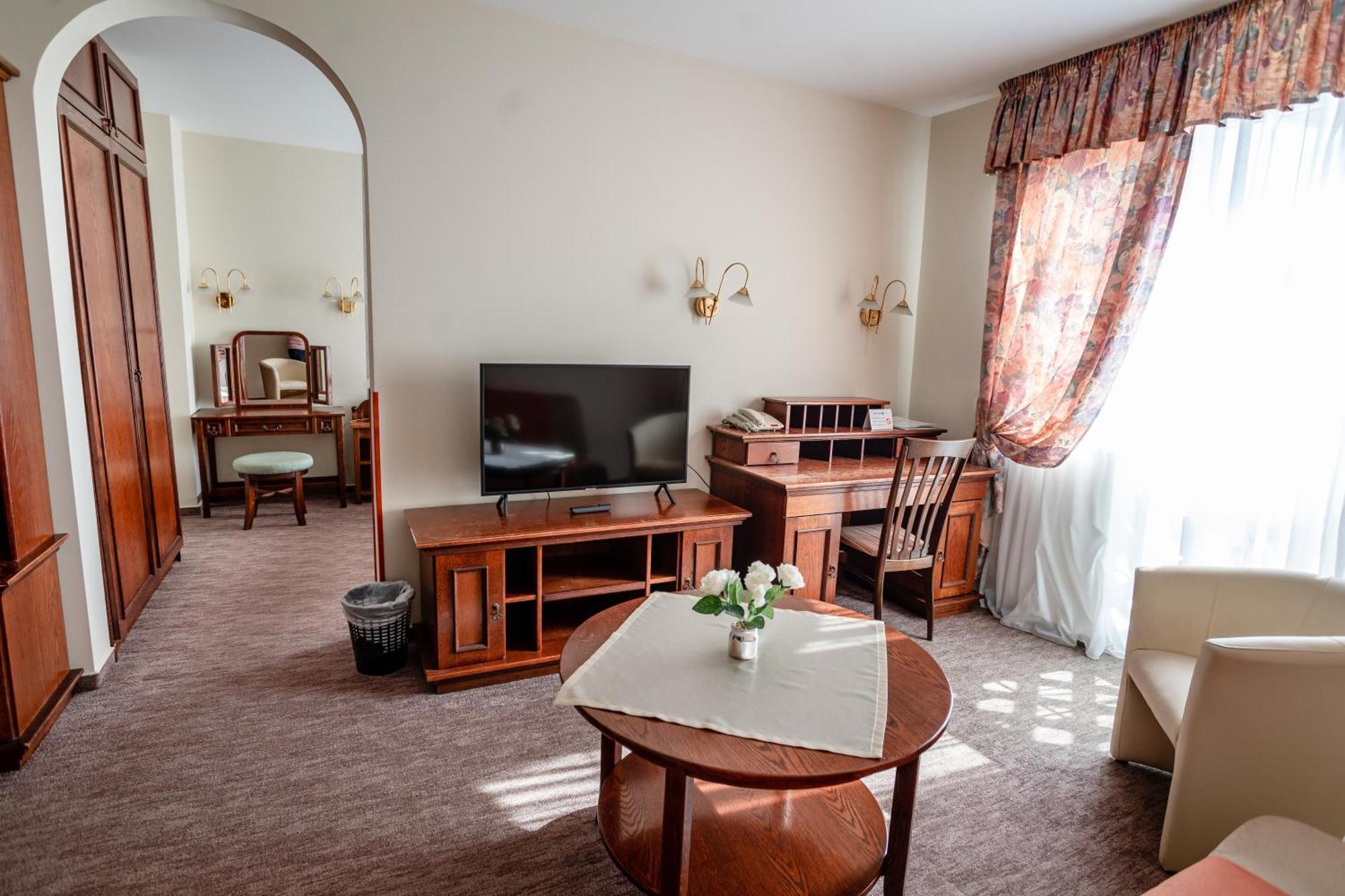 Hotel Erzsebet เฮวิซ ภายนอก รูปภาพ