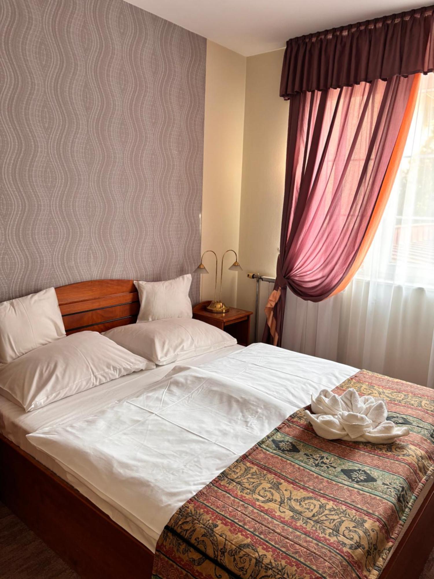 Hotel Erzsebet เฮวิซ ภายนอก รูปภาพ