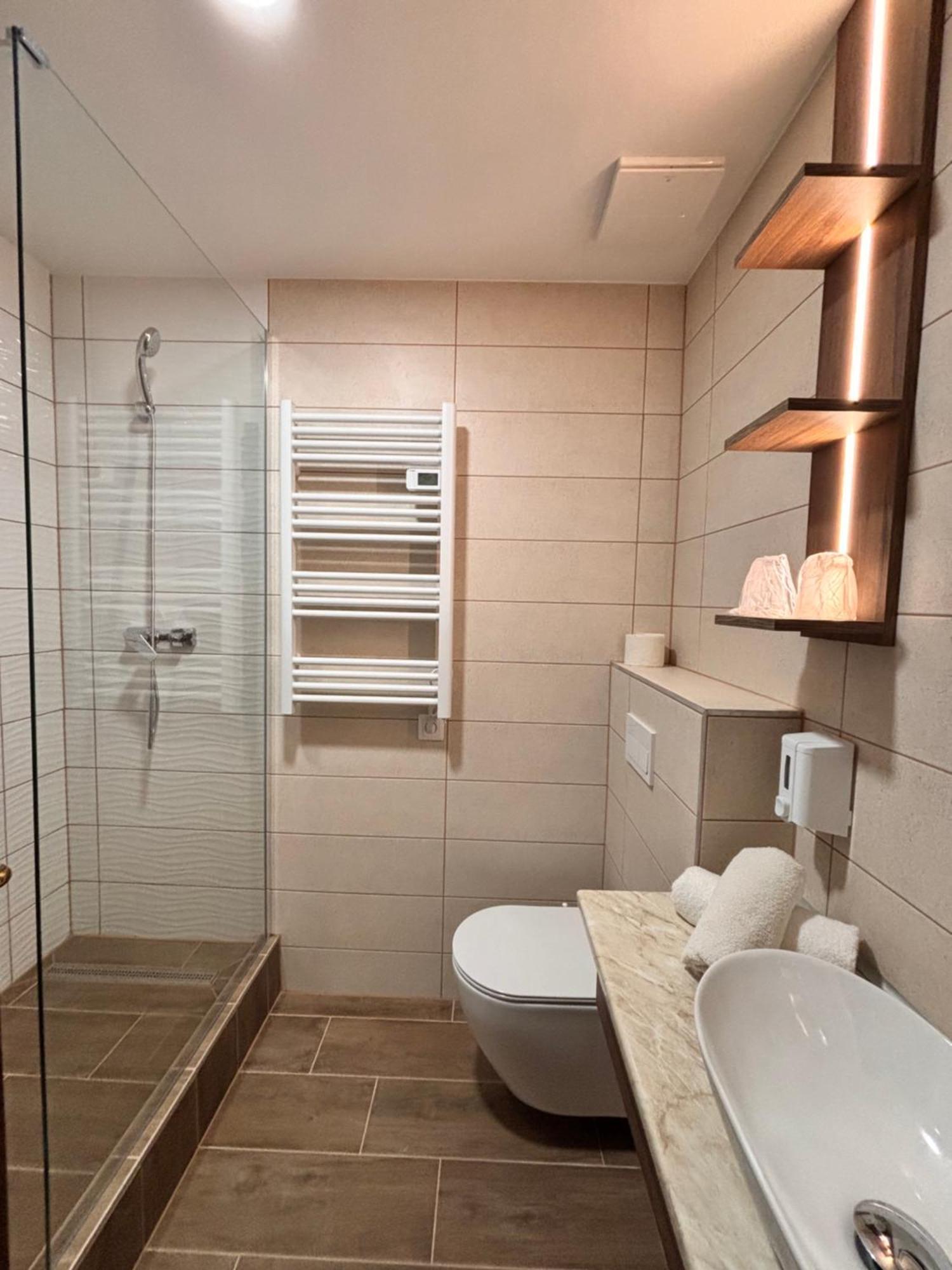 Hotel Erzsebet เฮวิซ ภายนอก รูปภาพ