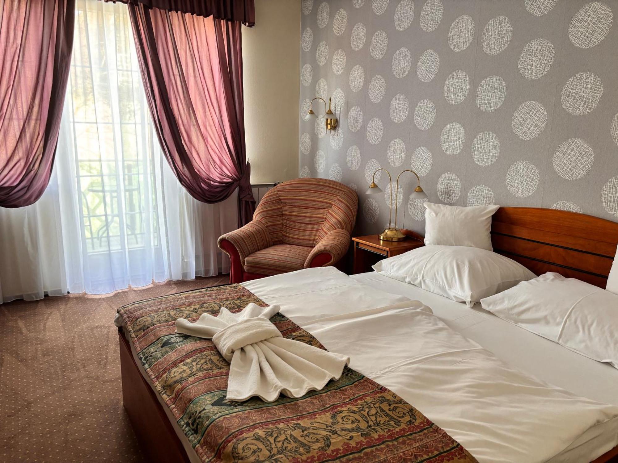 Hotel Erzsebet เฮวิซ ภายนอก รูปภาพ