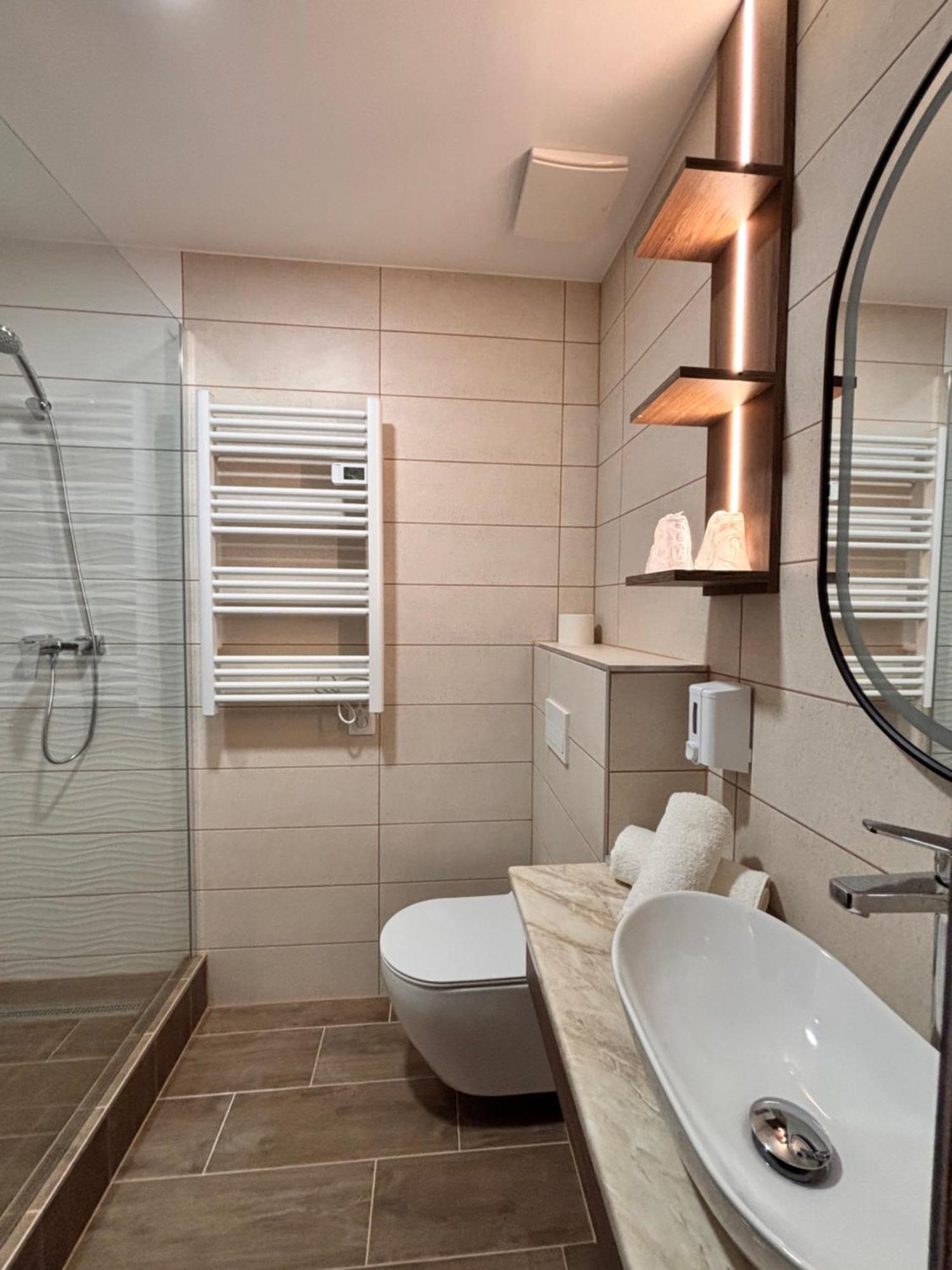 Hotel Erzsebet เฮวิซ ภายนอก รูปภาพ